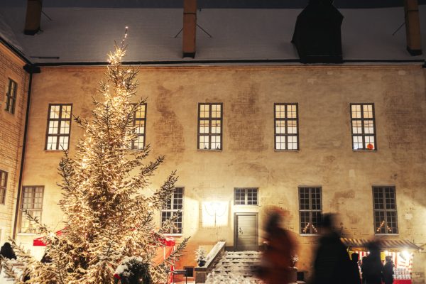 Snö på inre borggården, julmässa