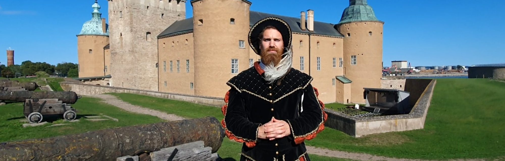 Guiden Christian Dyvik står framför Kalmar Slott, iklädd renässanskläder.