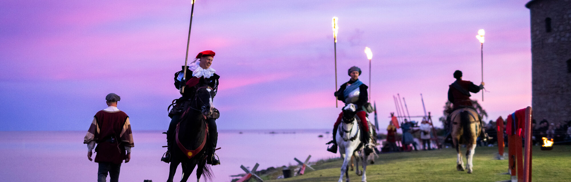 Riddare rider i solnedgång på Kalmar Slott
