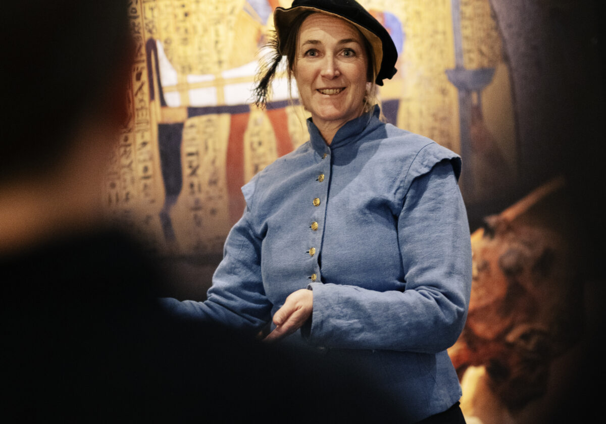 Guide står i utställningen Egyptiska mumier på Kalmar Slott