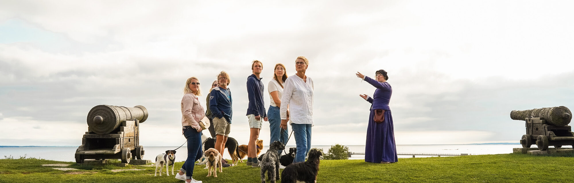 Guidning med grupp tillsammans med hundar på vallarna på Kalmar Slott