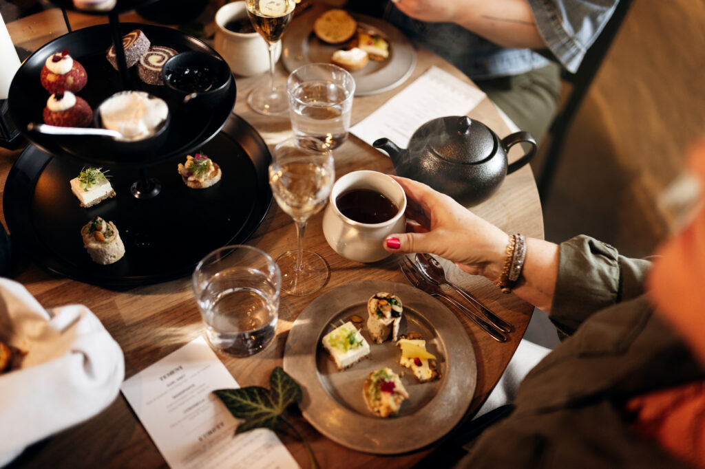 Afternoon tea bord med godsaker och te