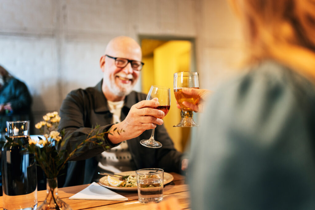 Man och kvinna skålar