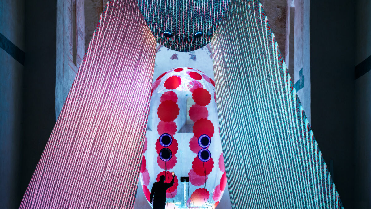 Figur med blinkade ögon i mörk sal