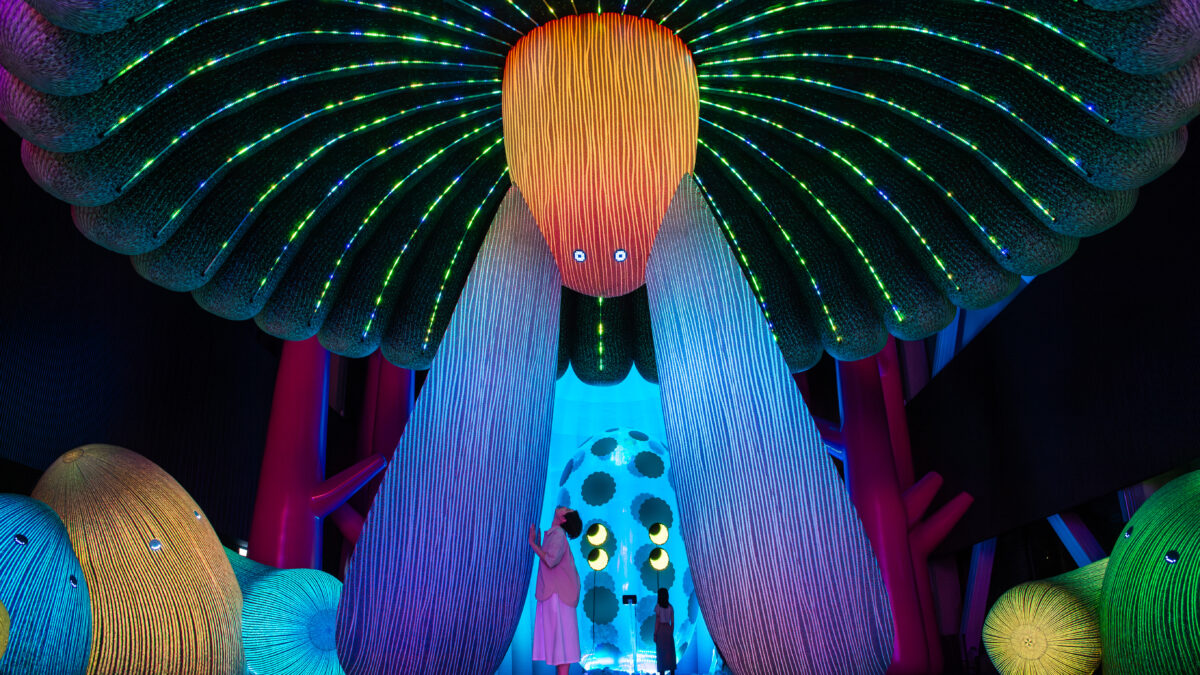 En mjuk figur som ser ut som ett träd i flera färger