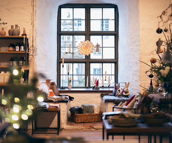 Fönster med julpynt
