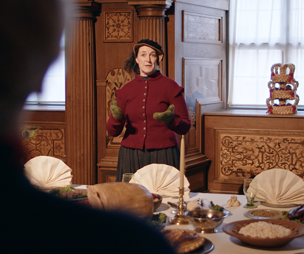 Guide i renässanskläder står framför julbord