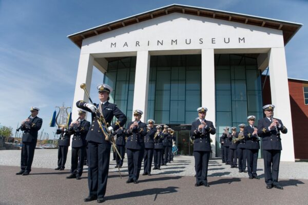 marinens musikkår framför marinmuseum