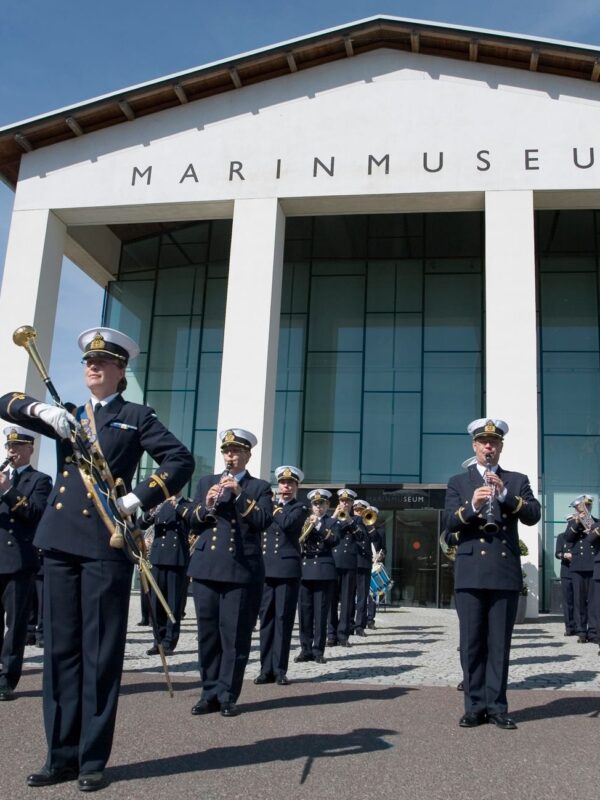 marinens musikkår framför marinmuseum