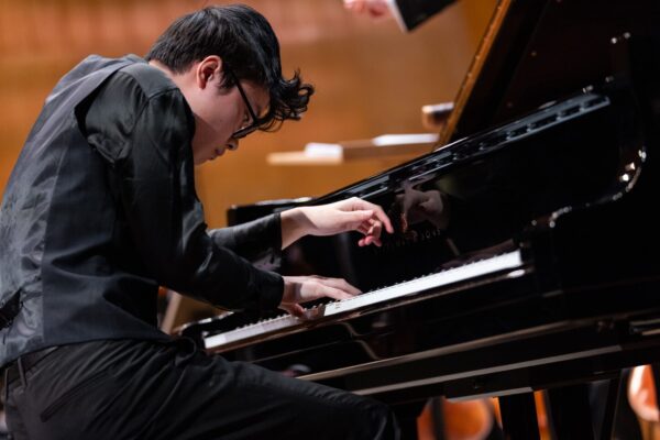 Elias Xie vid pianot