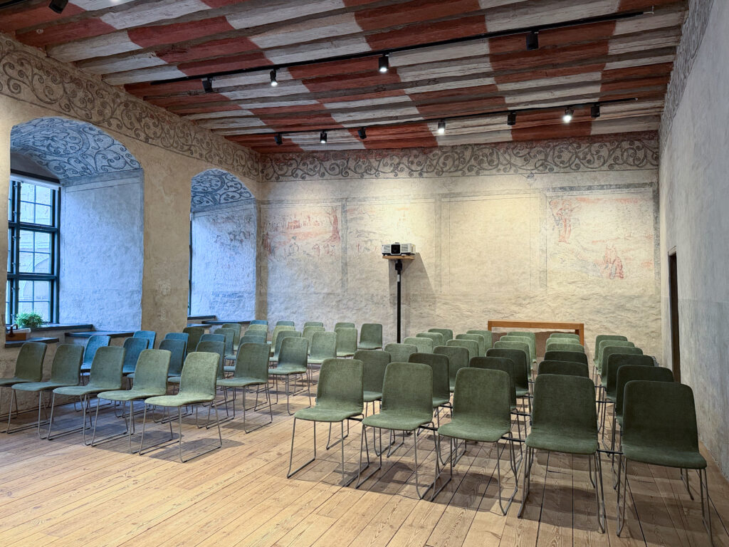 Gröna stolar i biosittning i konferenssal på Kalmar Slott