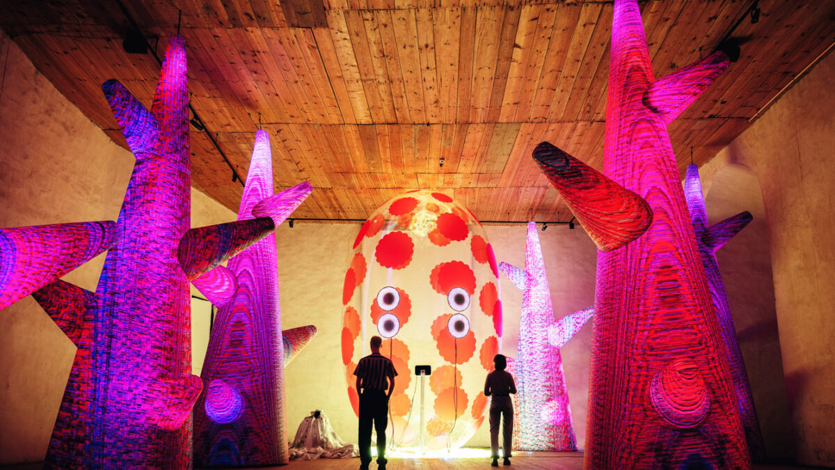 Två personer står i utställningen Modern Guru