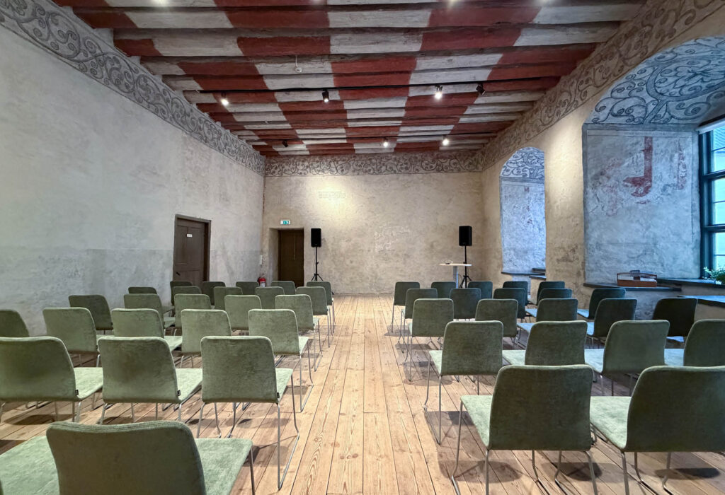 Gröna stolar i konferenssal