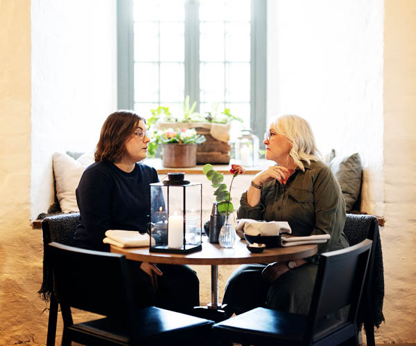 Två kvinnor fikar i Slottsrestaurang
